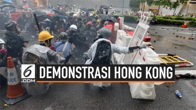 VIDEO: Sambil Bawa Payung, Demonstran Hong Kong Serang Polisi