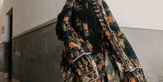Sejak dulu, Andien dikenal gemar mengeksplorasi berbagai pakaian entik termasuk batik. Kali ini ia memakai kain Happa, kain batik yang diproduksi brand Happa milik Mel Ahyar yang menjadi dress dan outerwear modern. (Foto: Instagram @andienaisyah)