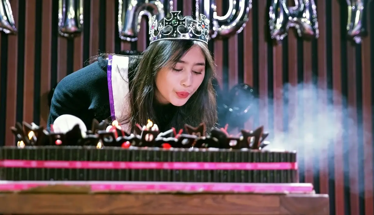 Sebelum mendapat banyak surprise dari orang-orang terdekatnya, perempuan kelahiran Tangerang, 15 Oktober, 20 tahun silam itu sempat merasakan kekecewaan. Ia mengira fansnya mulai bosan dengan berita sebelumnya. (Bambang E. Ros/Bintang.com)