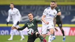 Gelandang Tottenham Hotspur, Giovani Lo Celso (kiri) berebut bola dengan gelandang Leeds United, Stuart Dallas dalam laga lanjutan Liga Inggris 2020/2021 pekan ke-35 di Elland Road, Leeds, Sabtu (8/5/2021). Tottenham kalah 1-3 dari Leeds. (AP/Michael Regan/Pool)