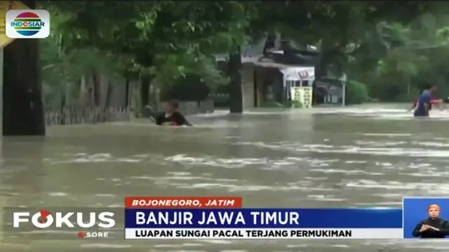 Hujan deras di sejumlah wilayah Jawa Timur, menyebabkan meluapnya air sungai hingga merendam ratusan rumah di permukiman warga.