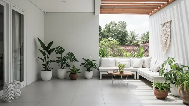 Teras dengan Palet Warna Terang dan Netral