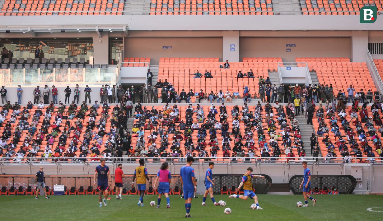 Sejumlah penonton memadati kursi saat laga pembuka International Youth Championship 2021 antara Bali United U-18 melawan Atletico Madrid U-18 di Jakarta International Stadium, Jakarta, Rabu (13/04/2022). (Bola.com/Bagaskara Lazuardi)