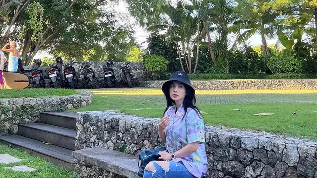 6 Gaya Padu Padan Jeans ala Dearly Djoshua, Teman Kondangan Ari Lasso di Resepsi Luna Maya
