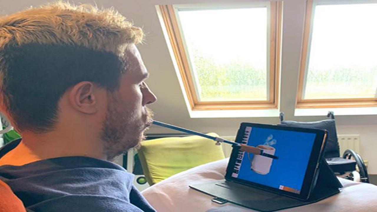 Henry Fraser sedang menggambar