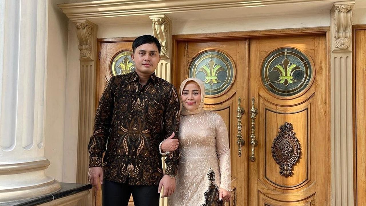 Berlapis Emas dan Mewah