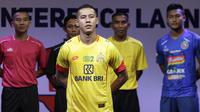 Pemain Bhayangkara FC, Indra Kahfi berpose saat Peluncuran Shopee Liga 1 di SCTV Tower, Jakarta, Senin (13/5). Sebanyak 18 klub akan bertanding pada Liga 1 mulai tanggal 15 Mei. (Bola.com/Vitalis Yogi Trisna)