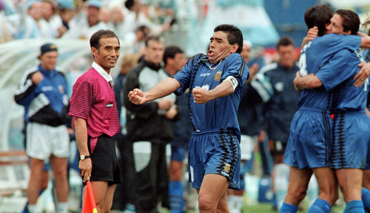 Penyerang Argentina, Diego Maradona, melakukan selebrasi saat melawan Yunani pada laga Piala Dunia di Amerika Serikat (21/6/1994). (AFP/Daniel Garcia)