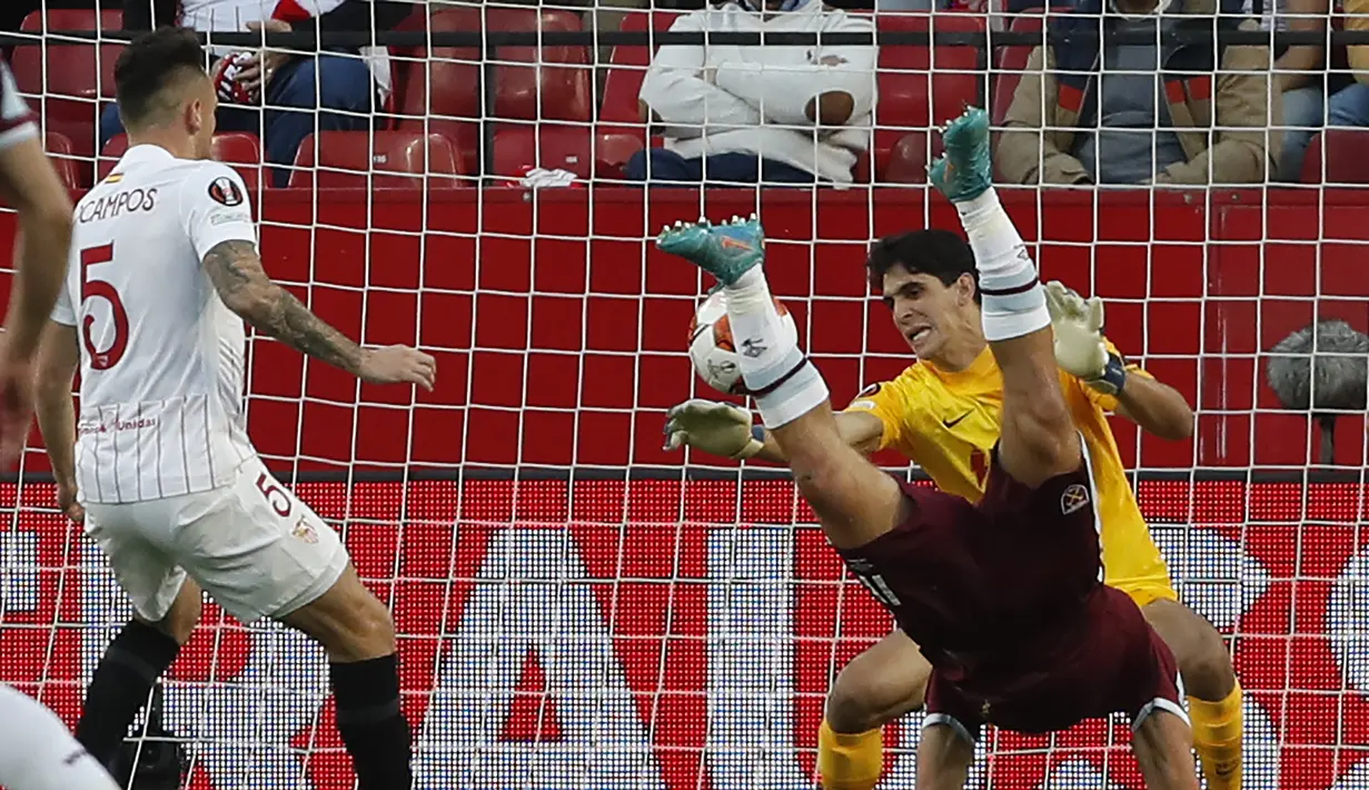Pemain West Ham, Nikola Vlasic berusaha mencetak gol ke gawang kiper Sevilla Bono selama pertandingan leg pertama babak 16 besar Liga Europa di stadion Ramon Sanchez-Pizjuan, Spanyol, Jumat (11/3/2022). Sevilla menang atas West Ham 1-0. (AP Photo/Angel Fernandez)