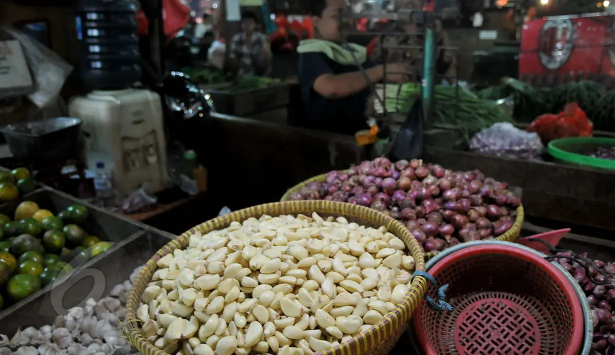 Salah satu pedagang sembako di Pasar Senen, Jakarta, Sabtu (30/5/2015). Menjelang bulan Ramadhan, harga kebutuhan pokok mulai merangkak naik. (Liputan6.com/Johan Tallo)