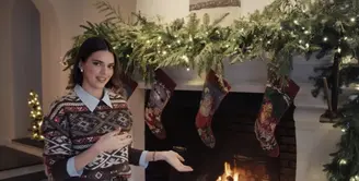 Kendall Jenner, menunjukkan dekorasi Natal di rumah mewahnya di Los Angeles kepada para penggemar dalam video tur rumah terbaru Architectural Digest. [Foto: Instagram/ Kendall Jenner]
