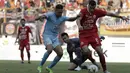 Bek Persija Jakarta, Alexandre Luiz, berebut bola dengan gelandang Persela Lamongan, Rafael De oliveira, pada laga Shopee Liga 1 di Stadion Wibawa Mukti, Bekasi, Jumat (15/11). Persija menang 4-3 atas Persela. (Bola.com/Yoppy Renato)