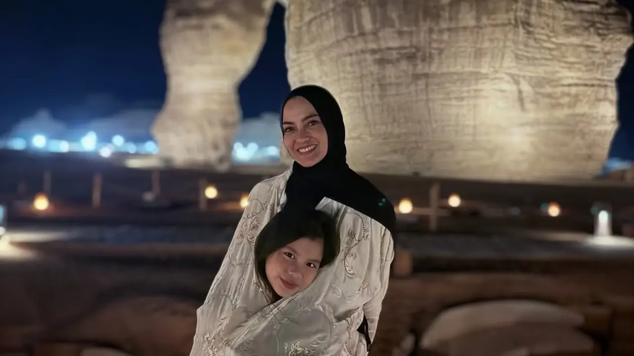 Baru Terungkap, Potret Hangat Ririn Ekawati dan Yaya dalam Perjalanan Umroh Ramadan yang Penuh Makna