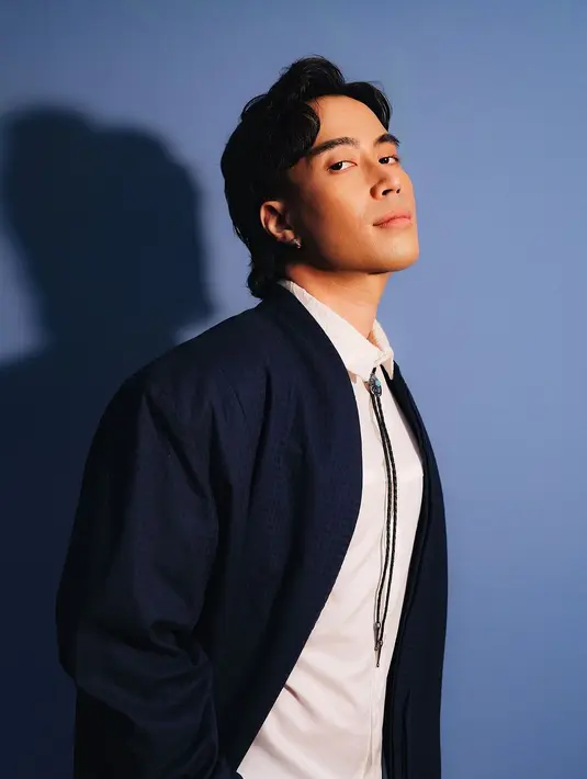 Jadi salah satu gaya rambut andalan para idol Korea, Vidi Aldiano juga terlihat mengenakan gaya rambut comma. Gaya rambut ini identik dengan bentuk poni melengkung seperti tanda koma. [@vidialdiano].