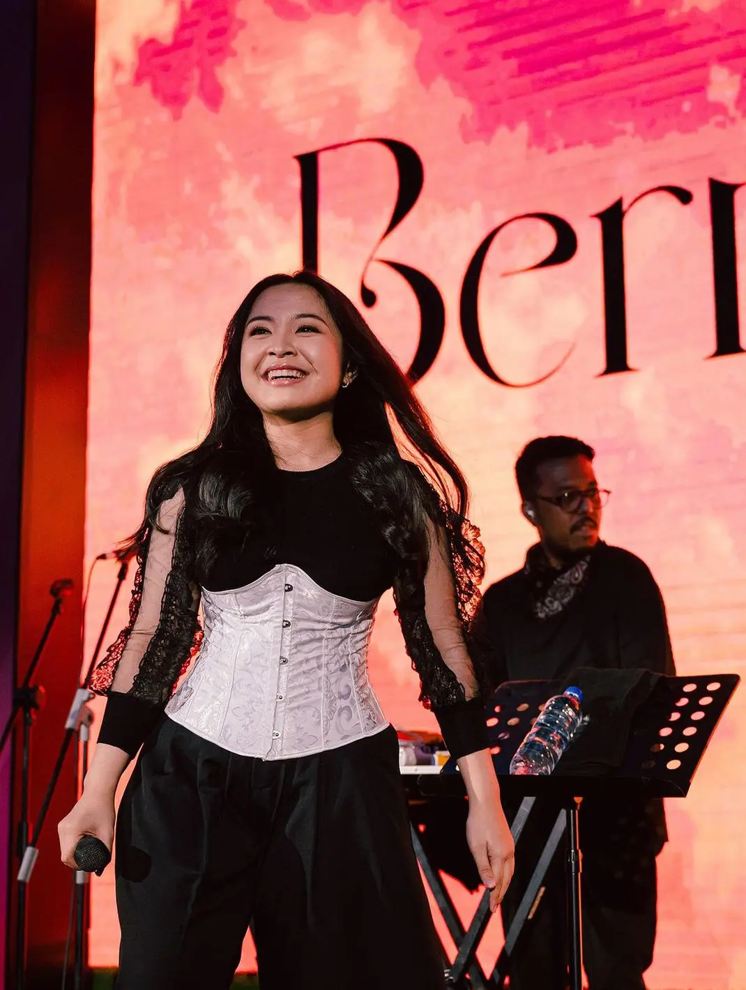 6 Inspirasi Look Serba Hitam Anti Monoton ala Bernadya