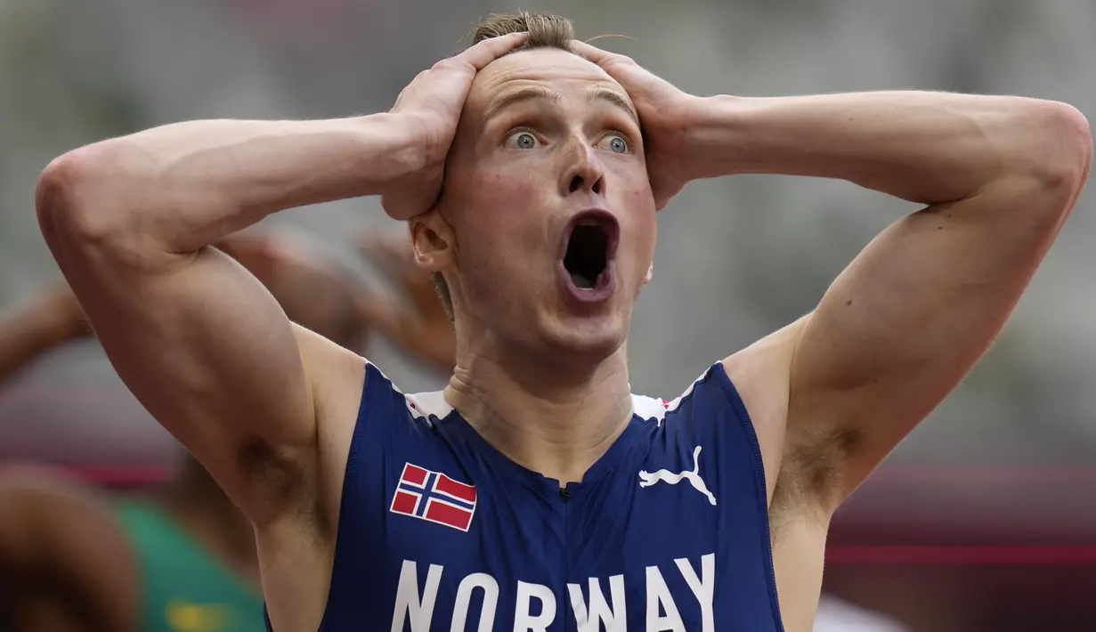 Atlet Norwegia Karsten Warholm merayakan kemenangannya atas medali emas pada final lari gawang 400m putra Olimpiade Tokyo 2020 di Olympic Stadium, Selasa (3/8/2021). Warholm sukses memecahkan rekor dunia lari gawang 400 meter putra dengan catatan waktu 45,95 detik. (AP Photo/Petr David Josek)