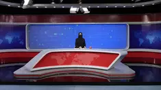 Khatereh Ahmadi, seorang presenter televisi mengenakan penutup wajah saat membacakan berita di TOLO NEWS, di Kabul, Afghanistan, Minggu, 22 Mei 2022. Taliban mulai mewajibkan semua presenter atau pembawa acara televisi perempuan menutupi wajah mereka saat siaran. (AP Photo/Ebrahim Noroozi)
