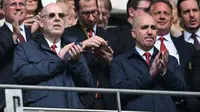 Co-Chariman Manchester United, Avram Glazer (kiri), dan CEO Manchester United, Omar Berrada (kanan), bertepuk tangan selama pertandingan final Piala FA Wanita Inggris antara Chelsea dan Manchester United di Stadion Wembley, London barat laut, pada 18 Mei 2025. (JUSTIN TALLIS/AFP)
