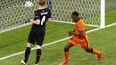 Penyerang timnas Belanda, Denzel Dumfries (tengah) berselebrasi setelah mencetak gol ke gawang Austria pada laga kedua Grup C Euro 2020 di Johan Cruijff Arena, Amsterdam, Jumat (18/6/2021) dini hari WIB. Tuan rumah Belanda berhasil mengalahkan Austria 2-0. (Koen van Weel, Pool via AP)