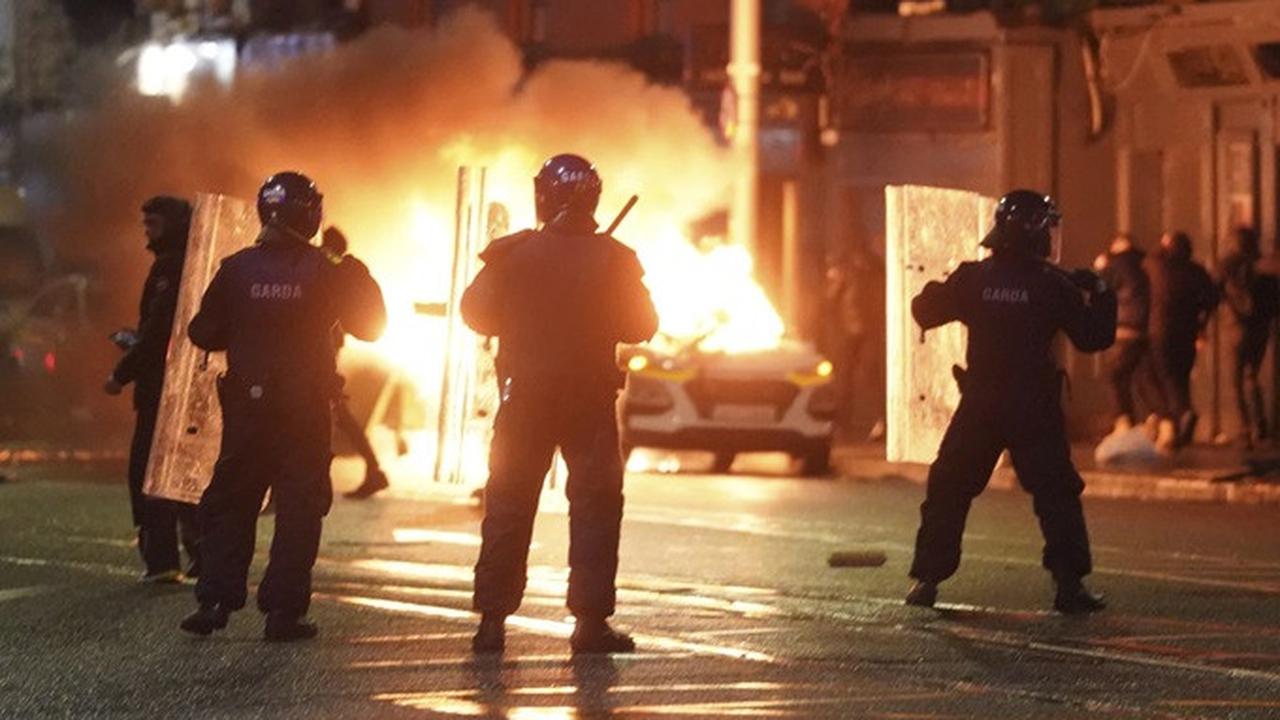 Protes diwarnai kekerasan di Dublin, Irlandia, pada Kamis (23/11/2023).