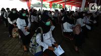 Peserta Seleksi Kompetensi Bidang (SKB) menunggu dimulainya Computer Assisted Test (CAT) untuk Calon Pegawai Negeri Sipil Kemenkumham di Gedung Kepegawaian Negara, Jakarta, Rabu (2/9/2020). Pelaksanaan SKB CPNS yang diikuti 829 peserta itu menerapkan protokol kesehatan. (merdeka.com/Imam Buhori)