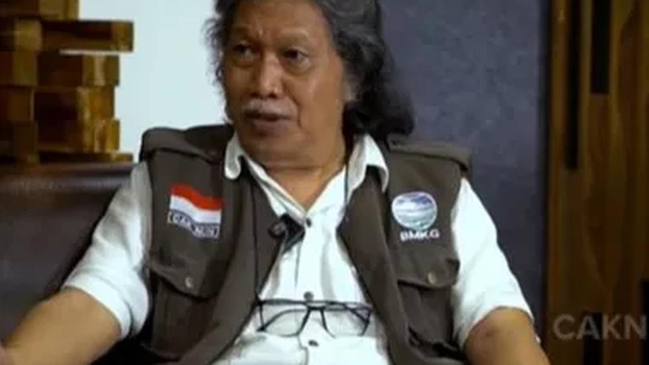 Mantan sekretaris pribadi Cak Nun, Nur Janis Langgabuana mengungkapkan Cak Nun mulai menjalani perawatan di RSUP Dr Sardjito, pada Kamis (6/7) sekitar pukul 14.30 WIB.

Nur Janis mendapatkan kabar itu dari Ahmad Syakurun Muzakki atau Cak Zakki yang meru