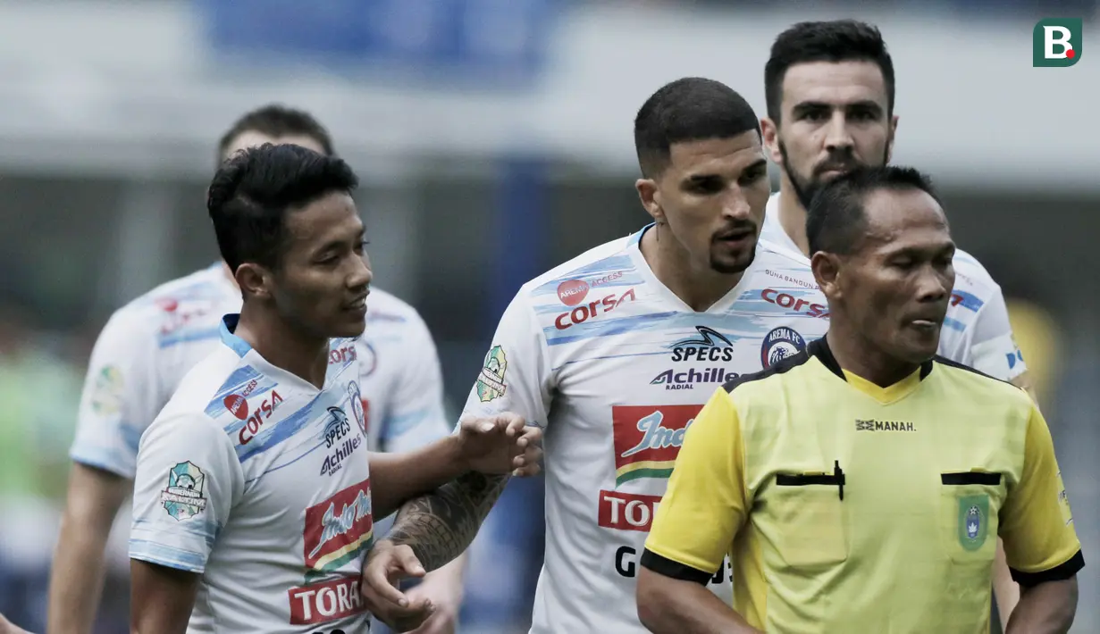 Bek Arema FC, Arthur Cunha, melakukan protes kepada wasit saat pertandingan melawan Persib Bandung pada laga persahabatan di Stadion GBLA, Bandung, Minggu (18/3/2018). Persib menang 2-1 atas Arema FC. (Bola.com/M Iqbal Ichsan)