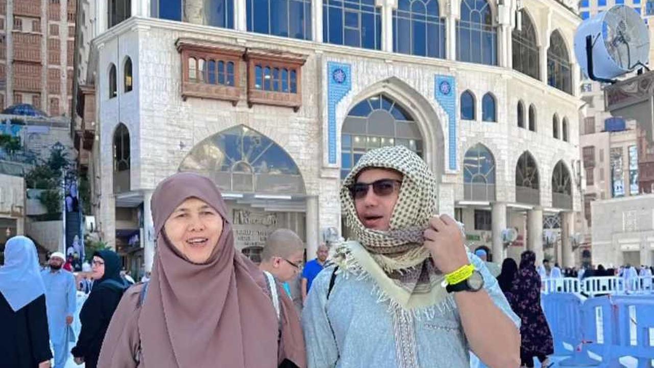 8 Potret Sahrul Gunawan Umrah Bareng Istri dan Ibu Mertua, Harmonis Banget