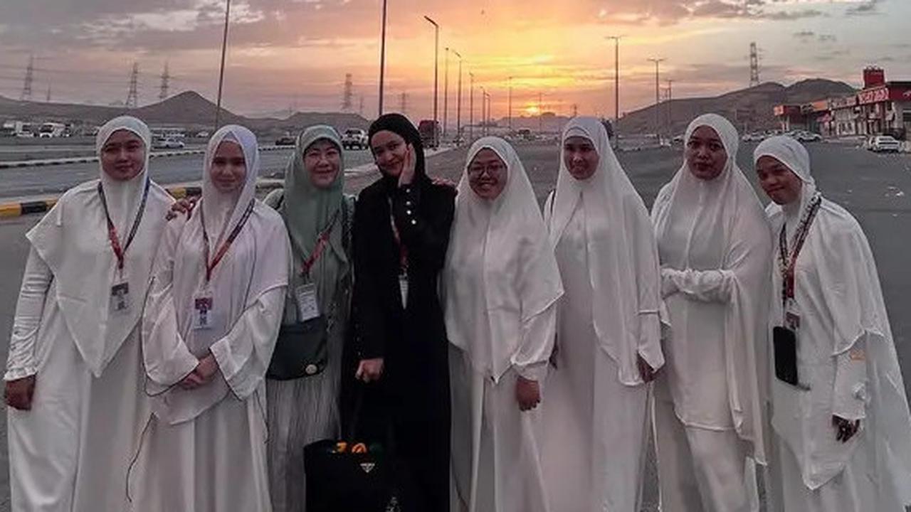 7 Potret Tissa Biani Umroh Bareng Pemain Film 'Assalamualaikum Baitullah', Ada Michelle Ziudith hingga Asma Nadia