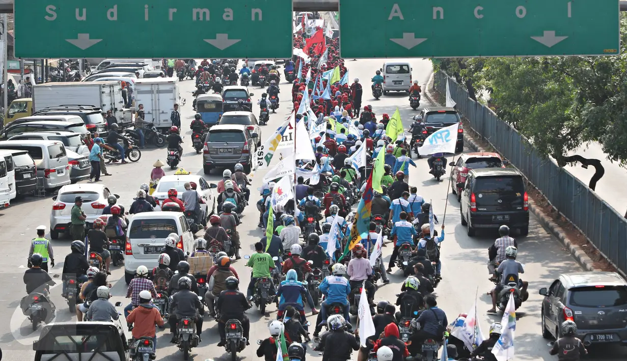 Gerakan Buruh Indonesia-Komite Aksi Upah (GBI-KAU) melakukan aksi long march menuju Tugu Proklamasi, Jakarta, Jumat (20/11). Aksi ini bagian dari jalan kaki Bandung-Jakarta menolak PP 78 th 2015 tentang pengupahan. (Liputan6..com/Immanuel Antonius)