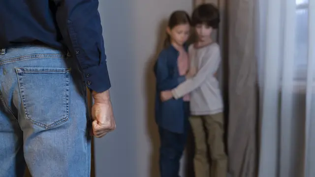 Dua orang anak saling berpelukan ketakutan di sudut ruangan karena ditekan oleh orang tuanya (Foto Dok: Freepik/freepik)