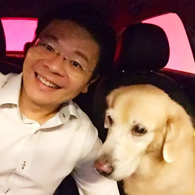 Lawrence Wong dengan anjing golden retriever miliknya, Summer, pada 2017. (Lawrence Wong/Instagram)