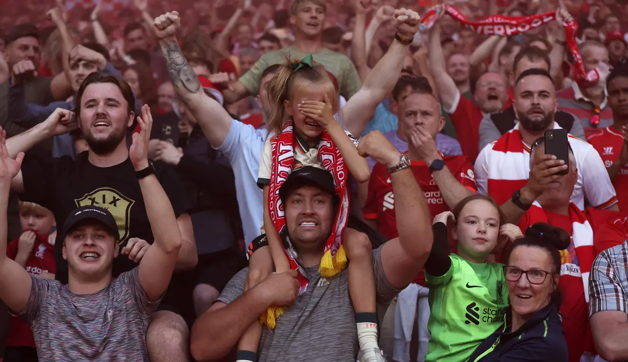 <p>Fans Liverpool merayakan kemenangan setelah timnya atas Chelsea pada partai final Piala FA di Stadion Wembley pada Minggu (16/5/2022) dini hari WIB. Liverpool sukses menjuarai Piala FA 2021/2022 mengalahkan Chelsea lewat adu penalti 6-5. (AP Photo/Ian Walton)</p>