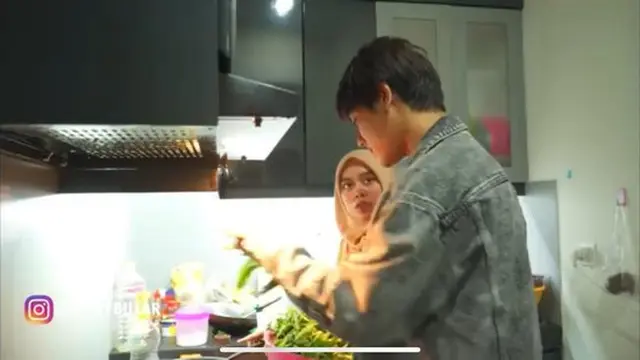 Rizky Billar dan Lesti semakin terlihat kala keduanya masak bersama (YouTube/ RizkyBillar)