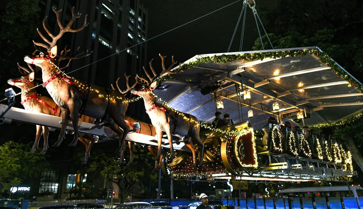 Restoran gantung dengan dekorasi kereta salju santa claus di Kuala Lumpur, Malaysia, Rabu (5/12). Restoran gantung ini menawarkan sensasi menjadi santa claus kepada pengunjung. (MOHD RASFAN/AFP)