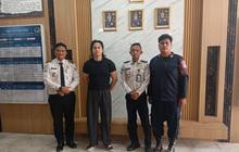 Pakai Baju Serba Hitam, Penampakan Indra Kenz Dijebloskan ke Penjara