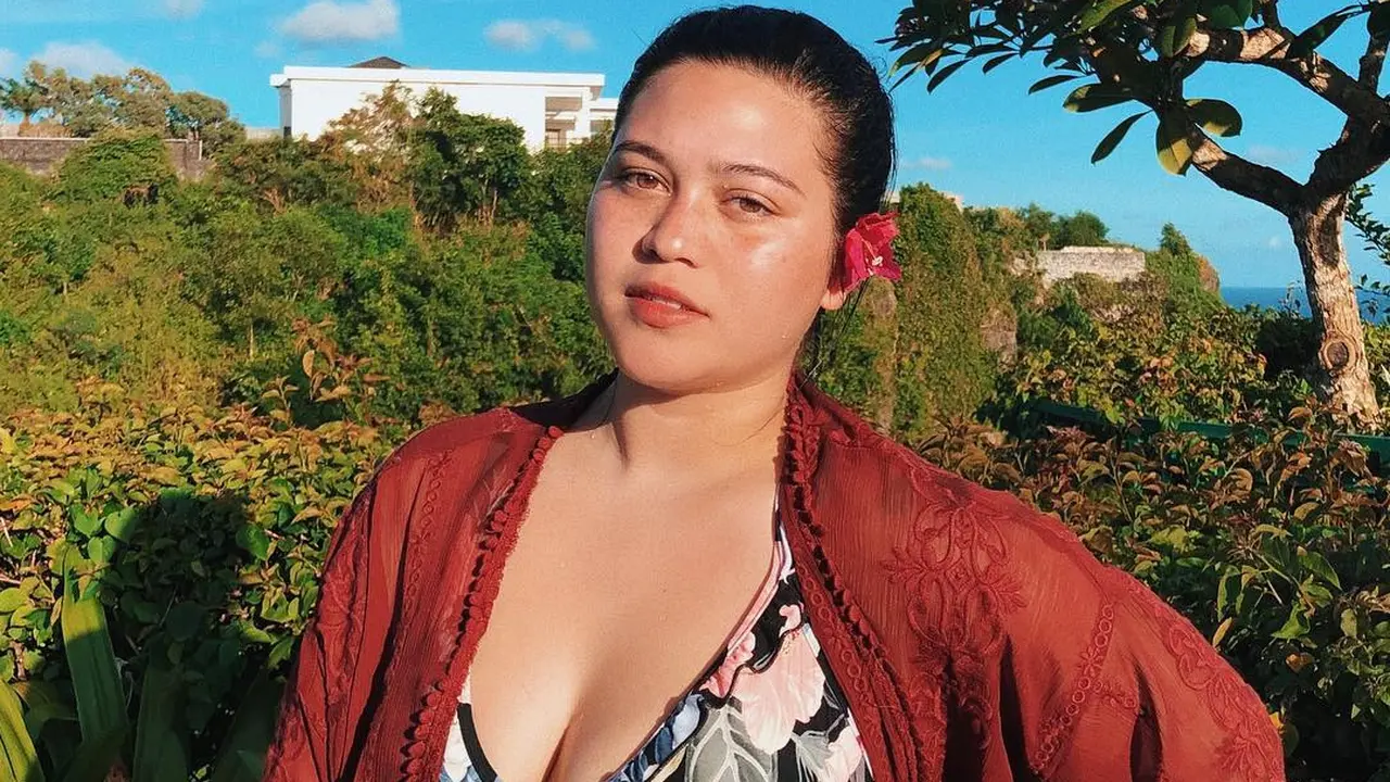 [Bintang] Bertubuh Plus Size, Sarah Ayu Tunjukkan Gaya Seksi yang Memikat Hati