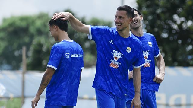 Thom Haye dan Eliano Reijnders menjalani latihan perdana di Persib Bandung. (ILeague.id)