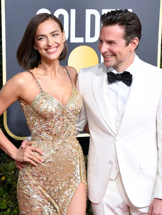 Model Rusia, Irina Shayk dan aktor Bradley Cooper tersenyum di karpet merah Golden Globe Awards ke-76 di Beverly Hills, California (6/1). (Jon Kopaloff/Getty Images/AFP)