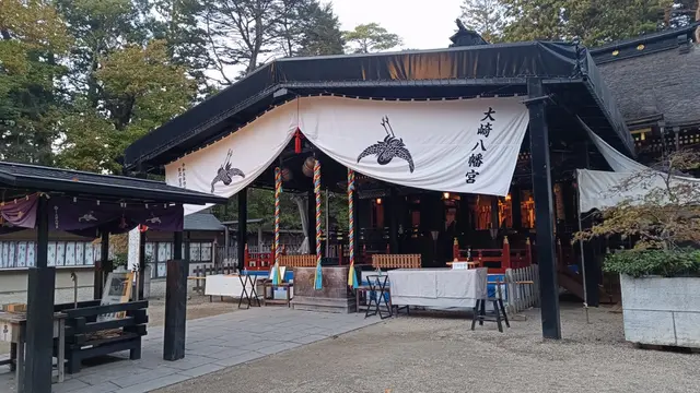 Kuil Osaki Hachimangu tampak hitam pekat. (Nila Chrisna)