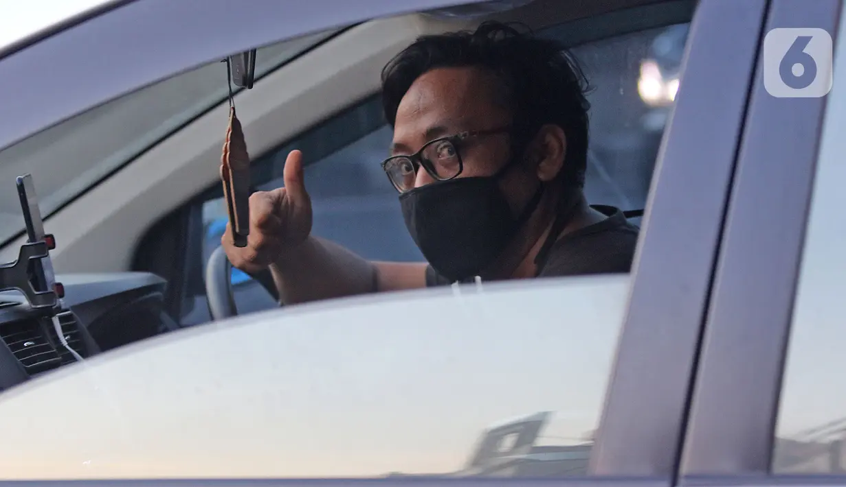Pengendara mengenakan masker di Depok, Jawa Barat, Senin (2/3/2020). Dua pasien terjangkit corona yang dirawat di RSPI Sulyanti Saroso  merupakan warga Depok. Mendengar kabar yang diumumkan Presiden Jokowi membuat warga mulai mengantisipasi mengenakan masker. (Liputan6.com/Herman Zakharia)