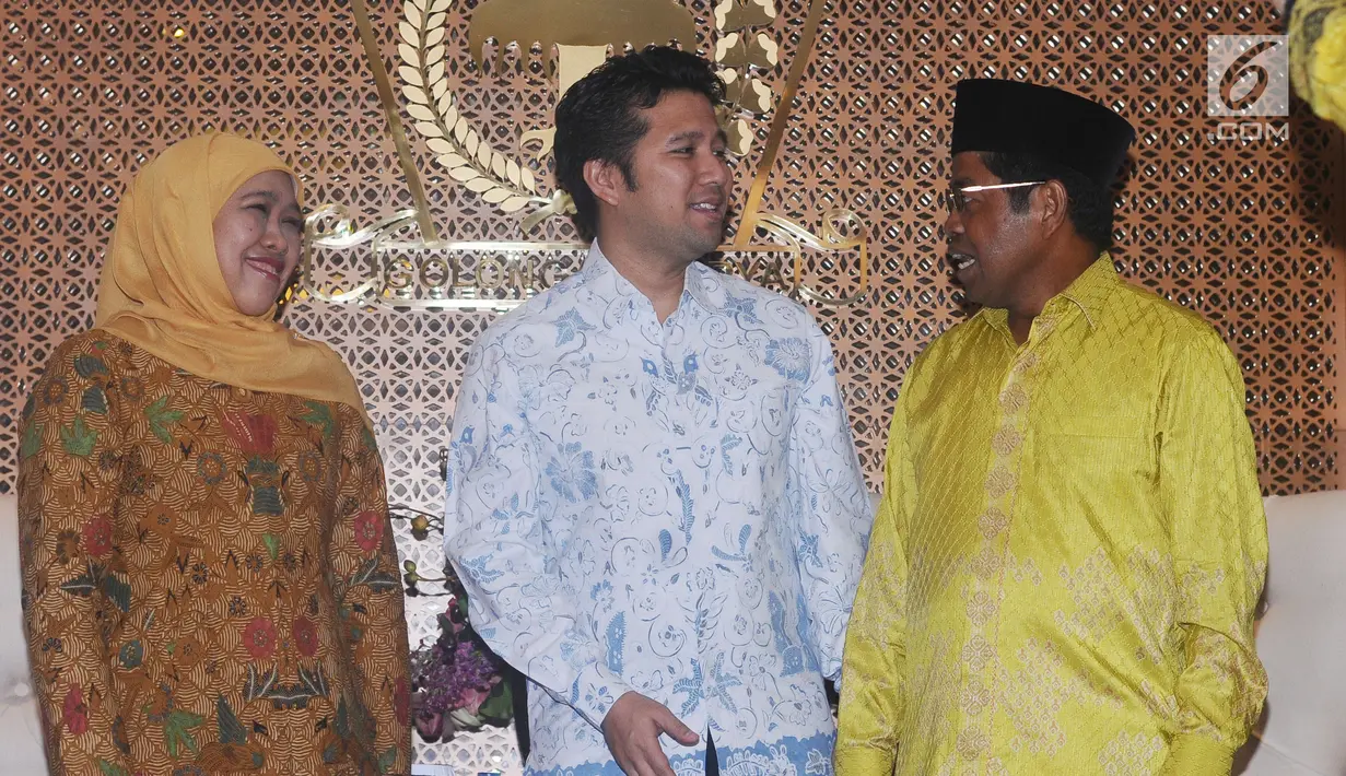Plt Ketua Umum Partai Golkar, Idrus Marham (kanan) berbincang bersama Khofifah Indar Parawansa (kiri) dan Emil E Dardak jelang penyerahan surat rekomendasi Cagub dan Cawagub Jawa Timur di Jakarta, Rabu (22/11). (Liputan6.com/Helmi Fithriansyah)