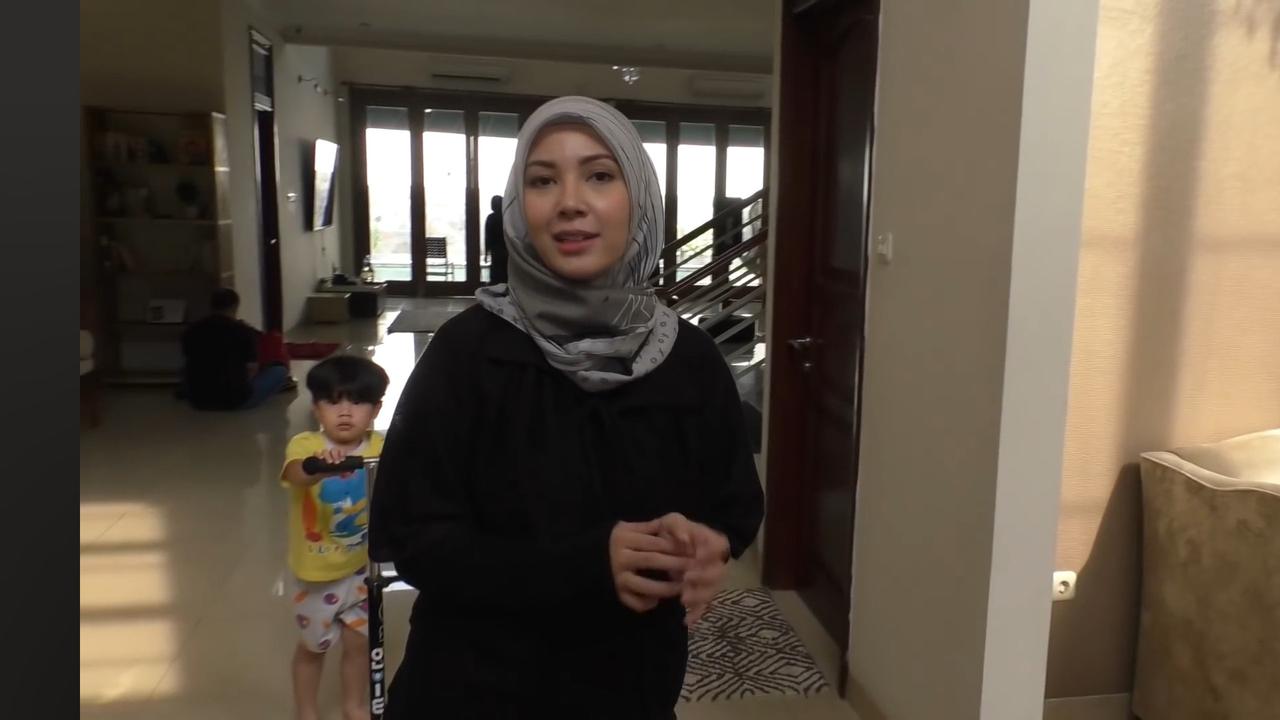 Suami Diduga Terlilit Utang Rp100 M, Potret Rumah Mewah Ratna Galih yang Luas & Dilengkapi Kolam Renang