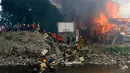 Kebakaran melanda kawasan kumuh di Manila, Filipina (11/8). Sejauh ini kebakaran menghancurkan 300 rumah dan mengakibatkan 800 keluarga harus dievakuasi. (AP Photo/Bullit Marquez)