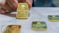 Di awal pekan ini, harga emas PT Aneka Tambang Tbk (ANTAM) bertahan di posisi Rp 599 ribu per gram, Jakarta, Senin(10/10). Jumlah itu tidak mengalami perubahan dari harga perdagangan akhir pekan kemarin. (Liputan6.com/Angga Yuniar)
