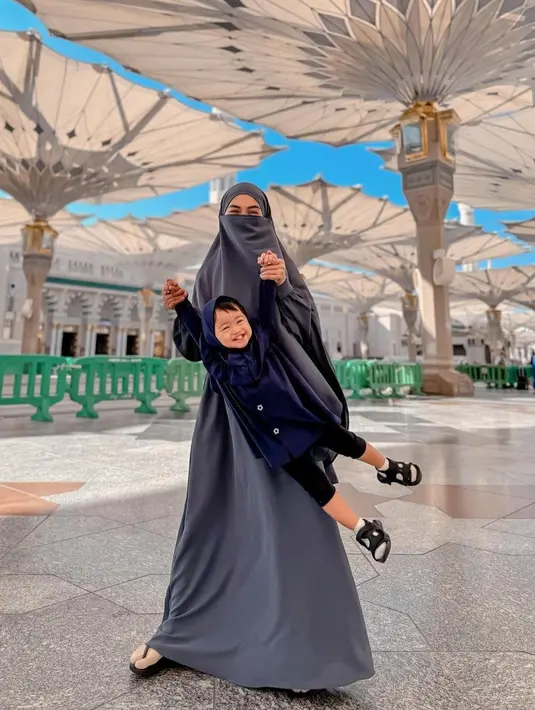 Meski pergi bareng suami, Ria Ricis tak seperti artis lainnya yang mengunggah kebersamaan dengan keluarga kecilnya