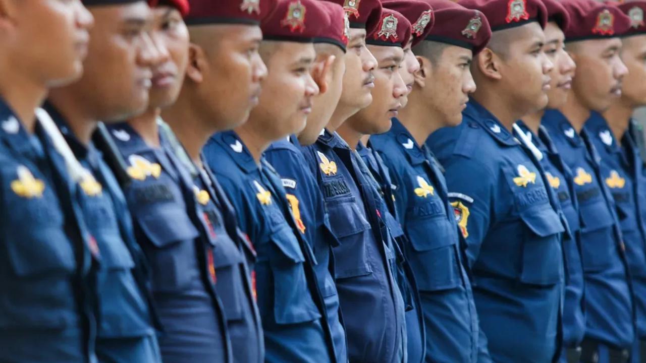 Barisan pengamanan pun disiapkan KPU guna  menciptakan suasana tertib, aman dan nyaman selama pengiringan bakal capres dan cawapres yang tiba mendaftar di kantor KPU RI.