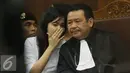 Terdakwa Jessica Kumala Wongso berbincang dengan kuasa hukumnya saat menjalani sidang lanjutan kasus kematian Wayan Mirna Salihin di PN Jakarta Pusat, Rabu (27/7). (Liputan6.com/Immanuel Antonius)