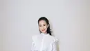 Kali ini ia terlihat begitu chic dengan kemeja ruffle dan rok pleats. [Foto: Instagram/ Shenina Cinnamon]