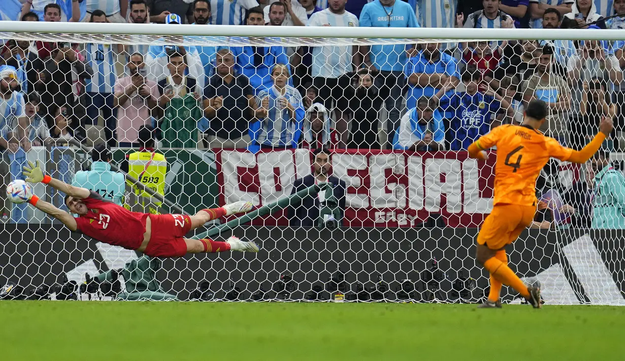Dari lima eksekutor Belanda, dua penendang awal yaitu Virgil van Dijk dan Steven Berghuis gagal menjaringkan bola ke gawang Argentina yang dikawal Emiliano Martinez. (AP/Natacha Pisarenko)